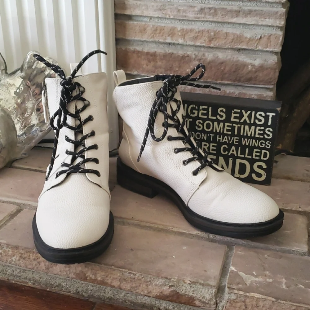 BearTraps AmySue Boots In Cream Size 8.5